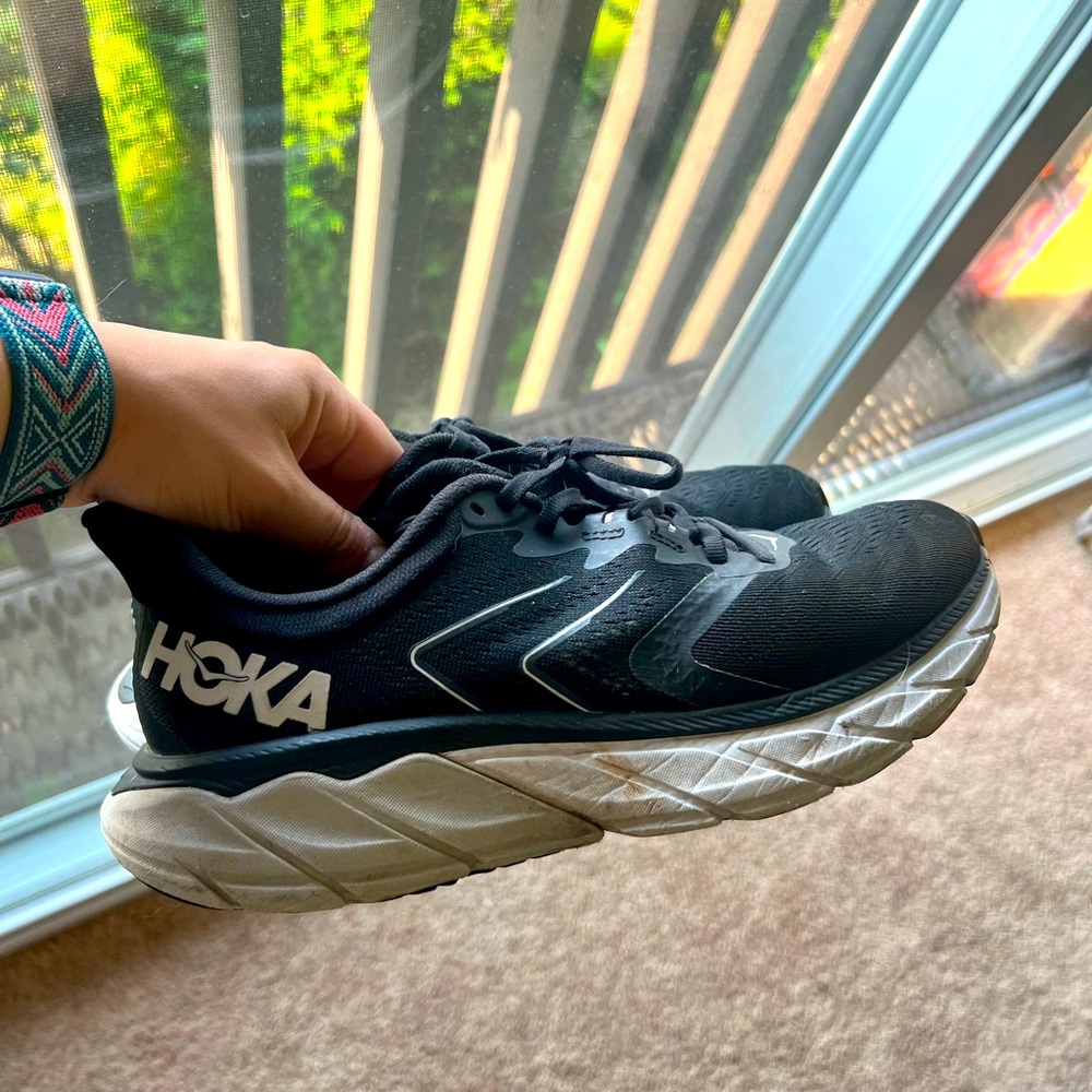 BLACK HOKAS
